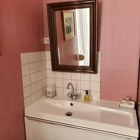 Chez Monique Bed & Breakfast *