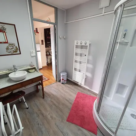 Chez Monique Longueval