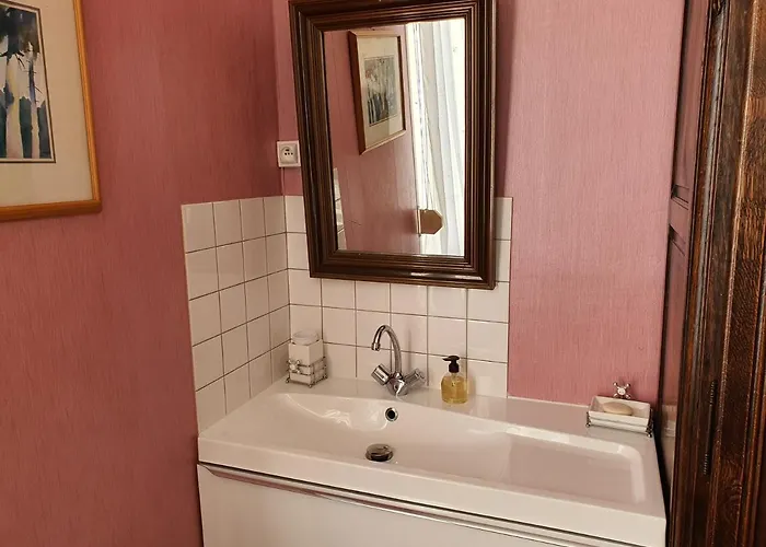 Chez Monique Bed & Breakfast *