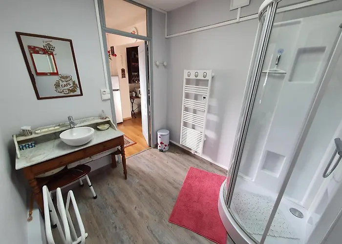 Chez Monique Longueval